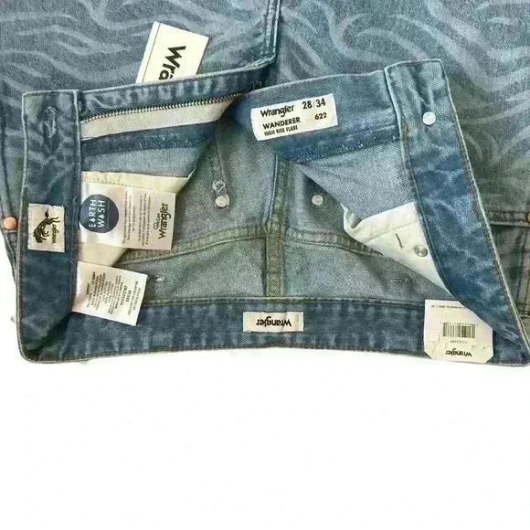 Free Peolple X WRANGLER WOMEN MEOW LASER TIGER WANDERER FLARE JEANS NWT 28,25,30 - Picture 4 of 15